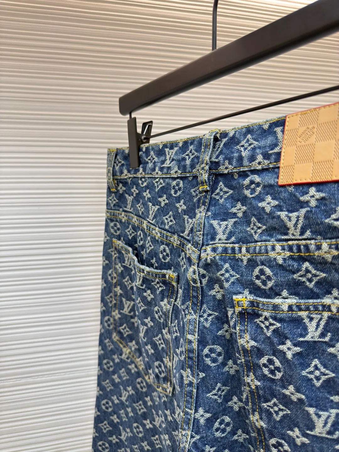 LOUIS VUITTON Jacquard full-print seam jeans ●Authentic product: Purchased and developed by 15599 ●Item number: 1680259-B45 ●Fabric: cotton fabric ●Technology: Printing process ●Version: Fitted version ●Weight: about 840 grams ●Size: 30-32-34-36 ●Description: Carefully crafted with cotton fabric, comfortable upper body Full-width jacquard reflects elegant color contrast The outside of the trouser legs is decorated with VVN ribbons, and the contrasting design is more refined. It has multiple practical pockets and a straight version. It can be matched with the same style to create a fashionable look and suit various occasions. Customized accessories, complete with three labels, same style for men and women!